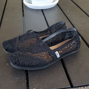 Black lace toms
